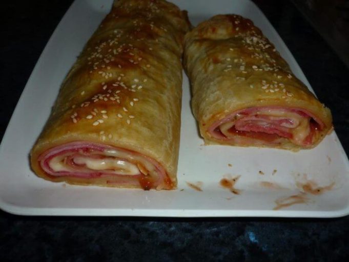Nevěděla jsem, co udělat dětem přes víkend dobrého, ale tento pizza závin je TOP!