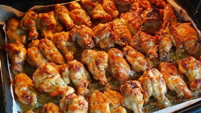 ozel-sosuyla-nar-gibi-kizaran-mangal-tadinda-citir-tavuk-kanat-tarifi-728x410